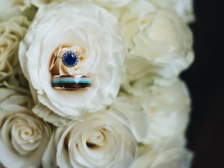 Vilka smycken passar till bröllop? illustration